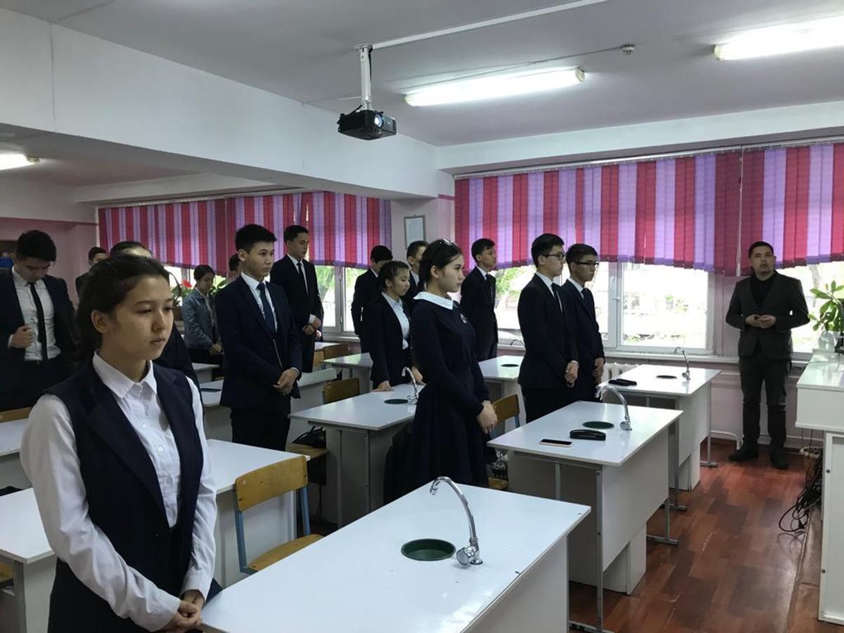 "Еңбек бәрін жеңбек" тақырыбында сынып сағаттары өткізілді.