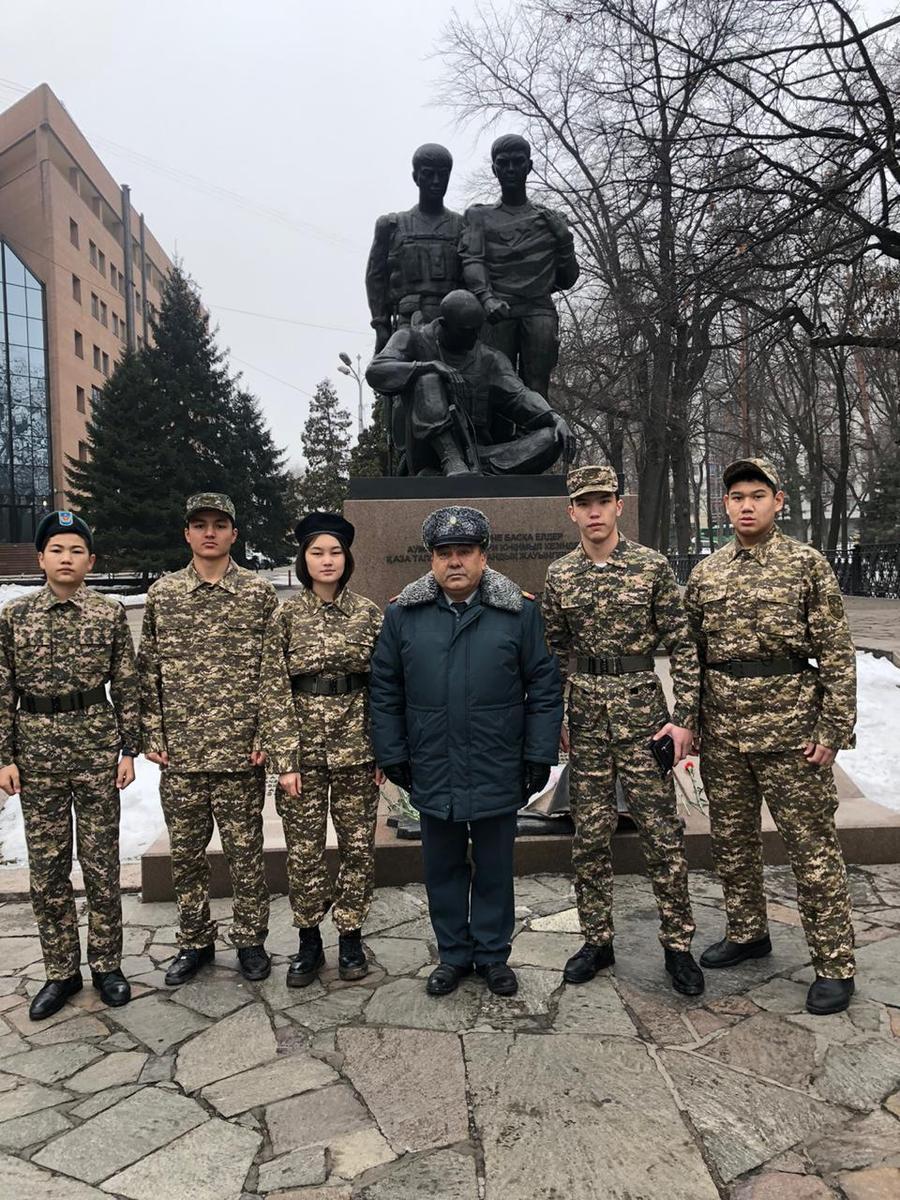 №59 мектеп-гимназия оқушыларының «Ерлікке тағзым» Ауған соғысы және локалдық қақтығыстардың  ардагерлерінің ескерткішіне гүл шоқтарын қою сәті.