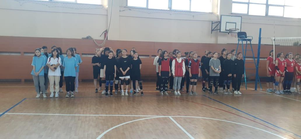 Волейболдан 9-11 сыныптар қыздар арасында өткен чемпионатта мектебіміздің командасы ауданнан 2-орын иеленді. Құттықтаймыз!