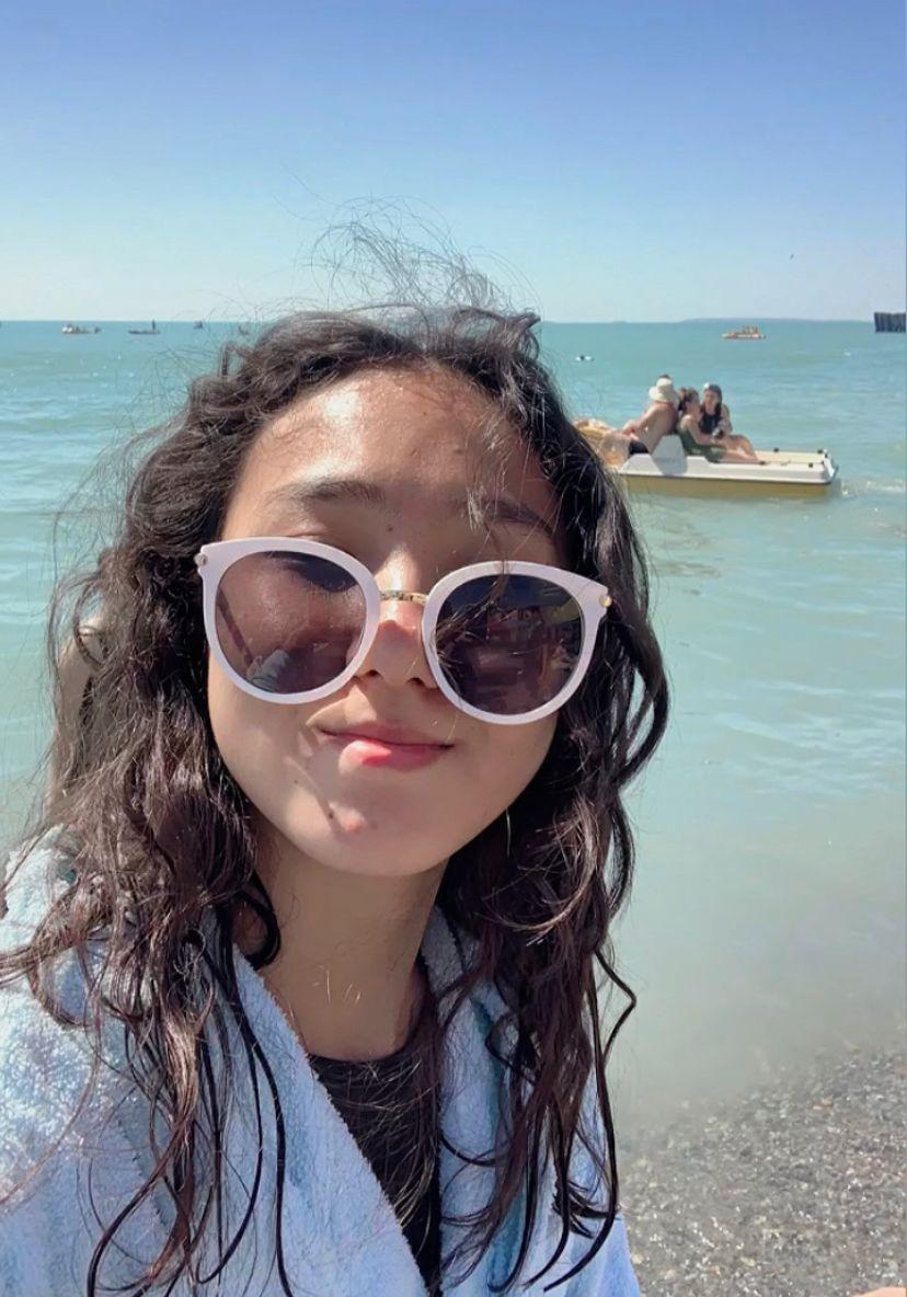 САЯХАТТАҒЫ ӘСЕРЛЕРІМЕН БӨЛІСТІ.