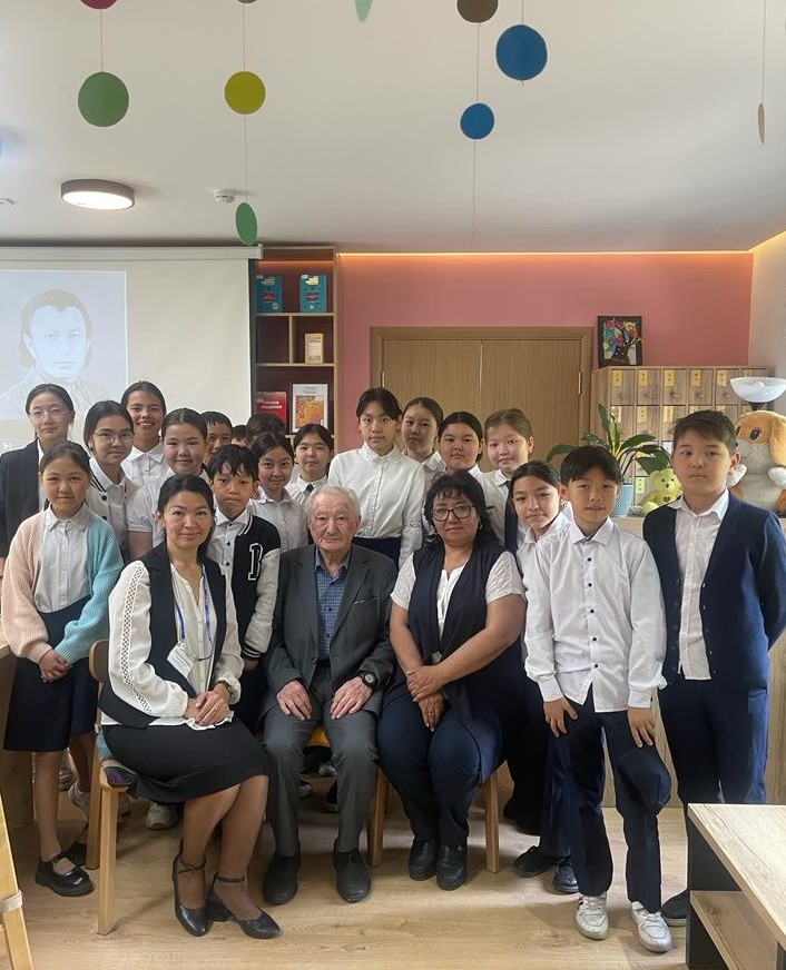 ЖАЗУШЫМЕН КЕЗДЕСТІ.