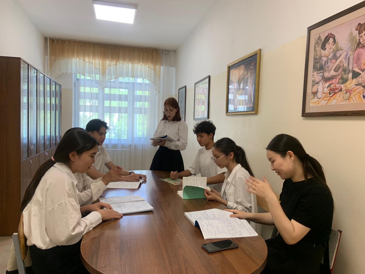 08.06.2023 жылы  "Балалардың құқықтарын қорғау" мәселелері бойынша жоғарғы сынып оқушыларымен дөңгелек үстел өткізілді. Жауапты: ДТІЖО Әлімжан Д.М.