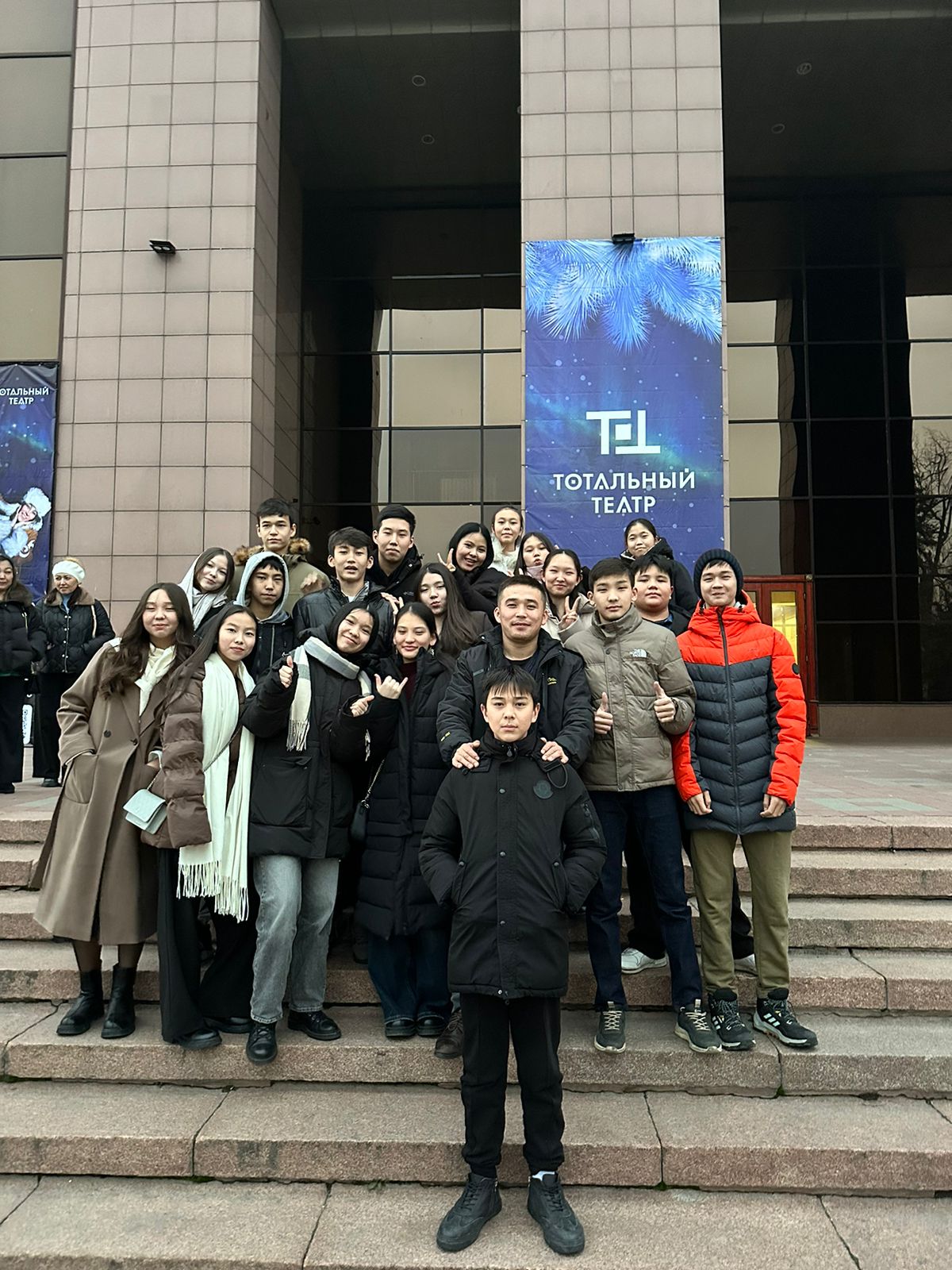 Қараша айында жоғарғы сынып оқушылары, мұғалімдер және ата-аналар Ғабит Мүсірепов атындағы Қазақ мемлекеттік академиялық балалар мен жасөспірімдер театрына “Мұғалім”қойылымына  барып қайтты.