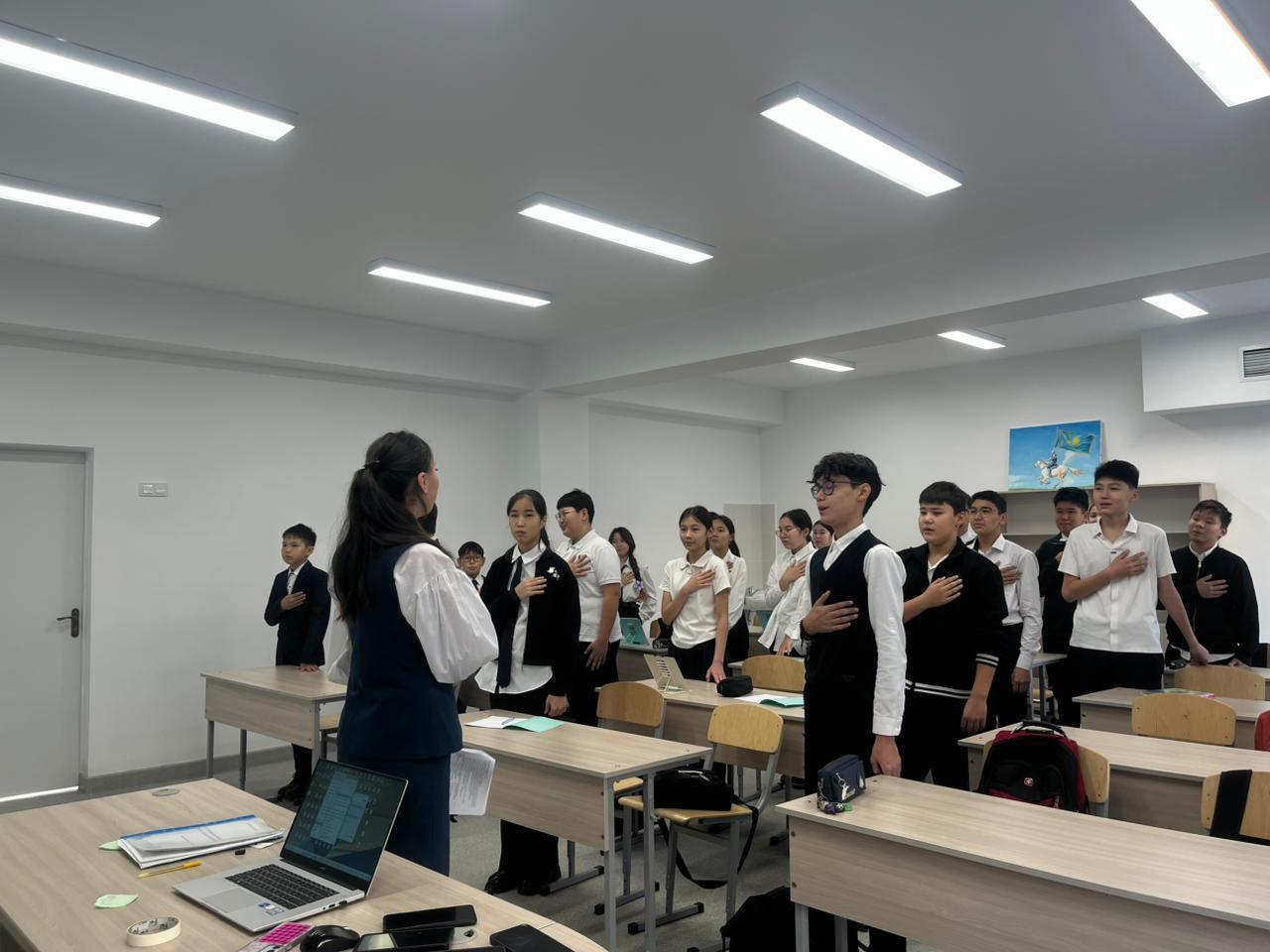 16 желтоқсан Қазақстан Республикасының  Тәуелсіздік мерекесіне орай оқушылар арасында "Мемлекеттік Әнұран" орындалды