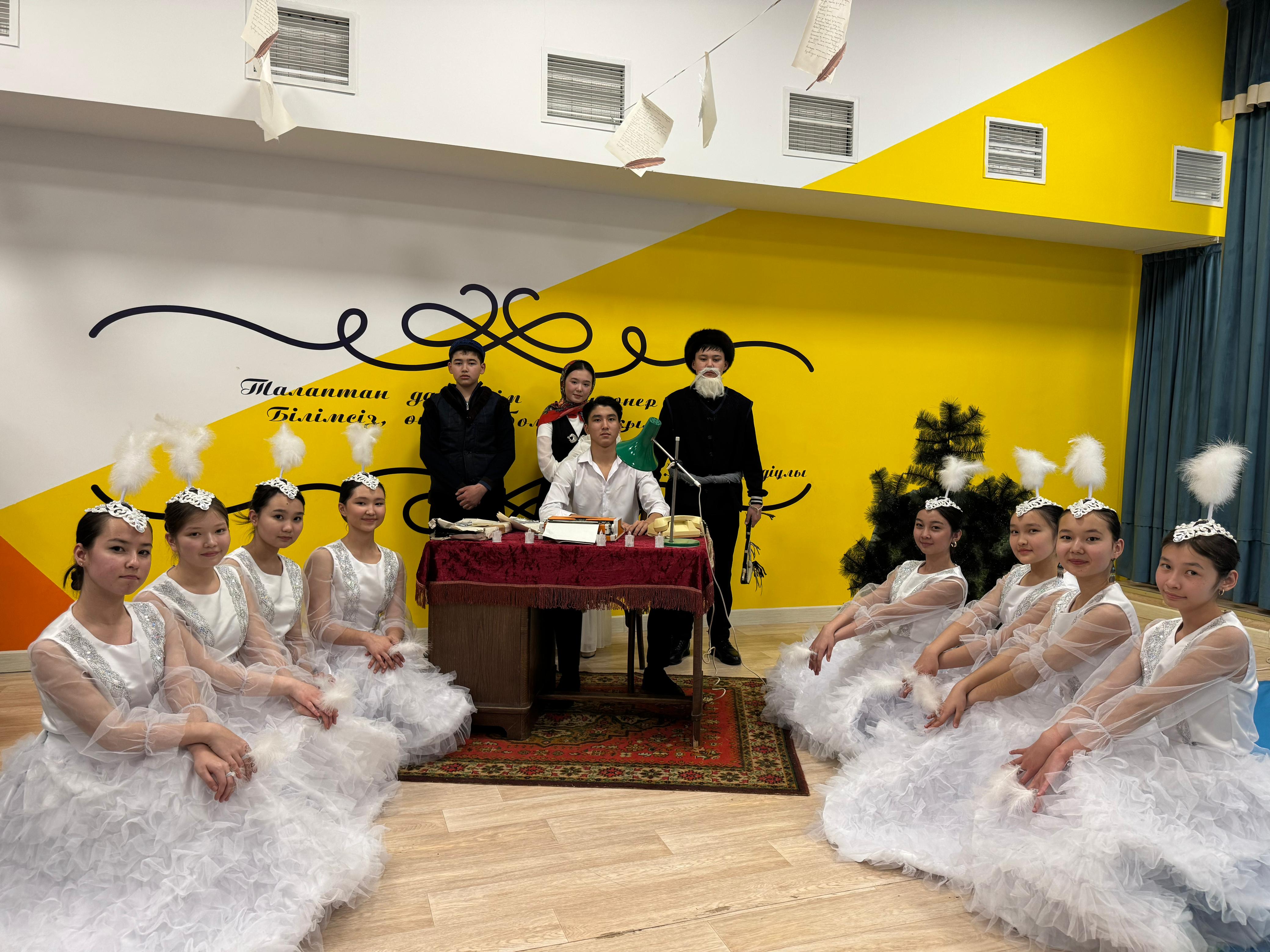 "Айна" мектеп театры өз шымылдығын "Аққулар ұйықтағанда" қойылымымен ашты.