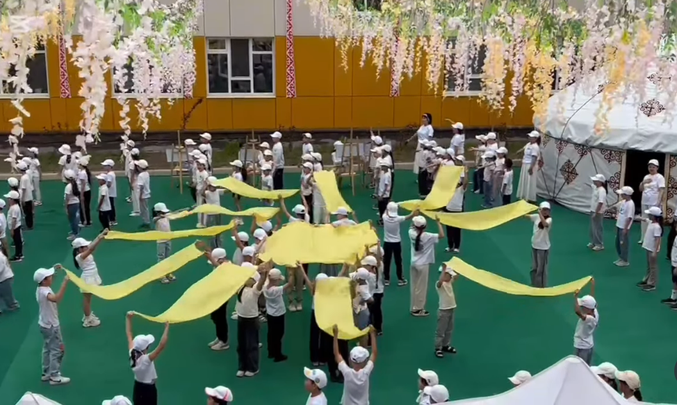 «ҚАЗАҚСТАН БАЛАЛАРЫ» ұлттық науқанының аясында “Балалық шақ мәңгі болсын!” флешмобы өтті.