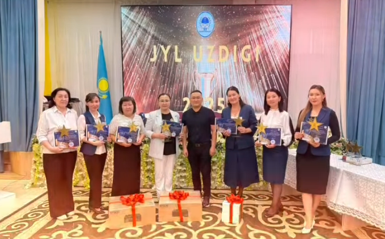 Ұлағатты ұстаздарымызға "ЖЫЛ ҮЗДІГІ” марапаты табысталды.