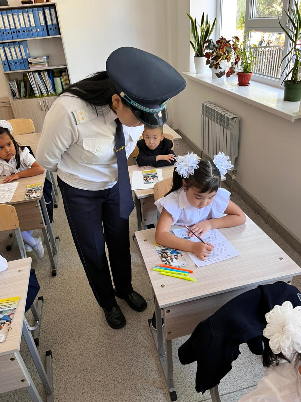 «Жол қауіпсіздігі» Бастауыш сынып оқушыларына  полиция лейтенанты  Курекбай Акмерей Дуйсеналықызы және директордың тәрбие ісі жөніндегі орынбасары Устенов Саламат Жоланович бірге ЖЖЕ бойынша түсіндірме жұмыстарын жүргізді.