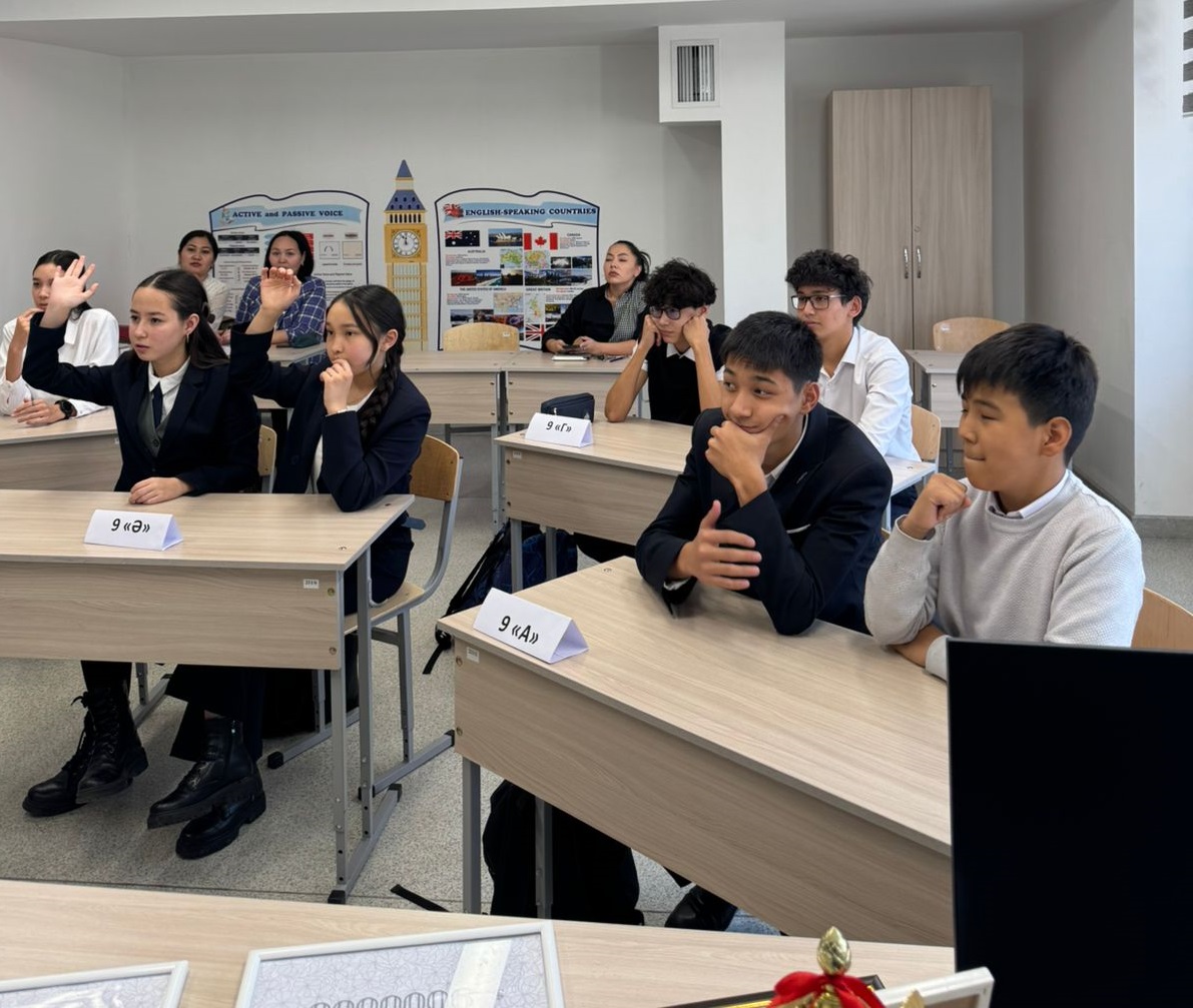 9-сыныптар арасында “Who is the Best?” интеллектуалдық сайысы өткізілді.